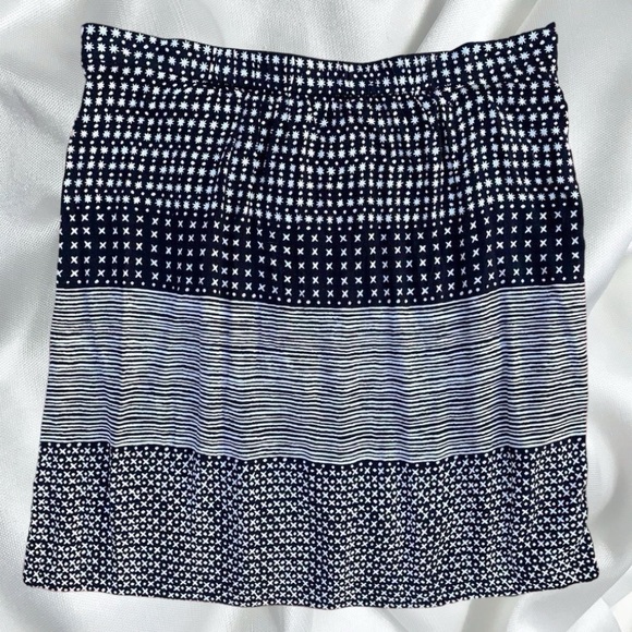 Ann Taylor LOFT patterned wrap style A line mini skirt - Picture 3 of 5